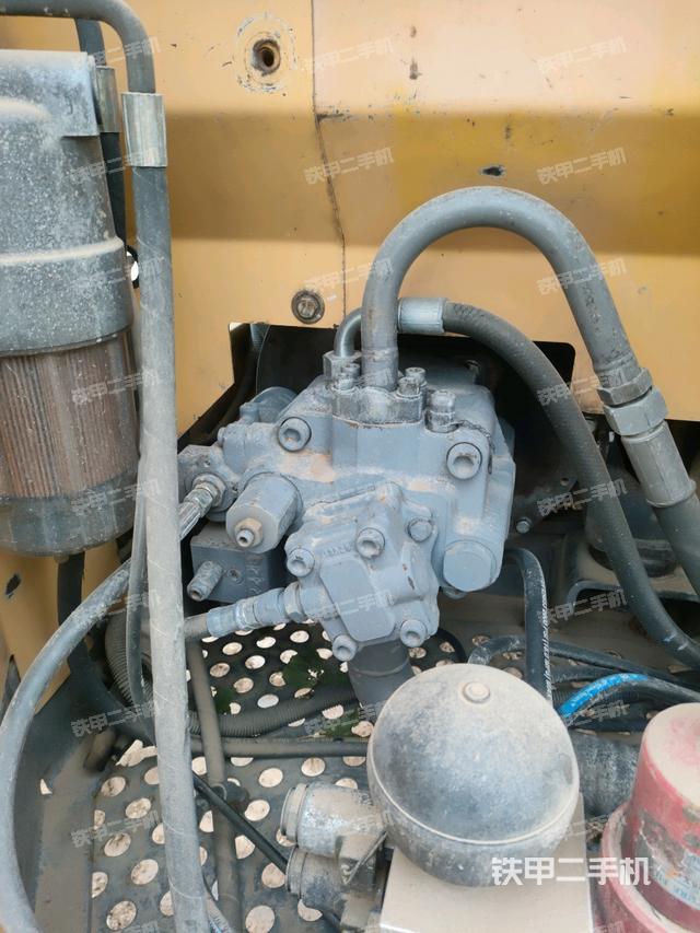 液压泵舱室正面整体（整机外观）