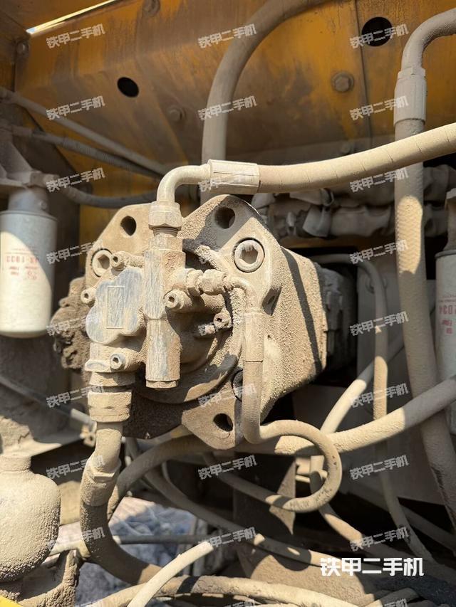 液壓泵艙室正面整體（整機外觀）