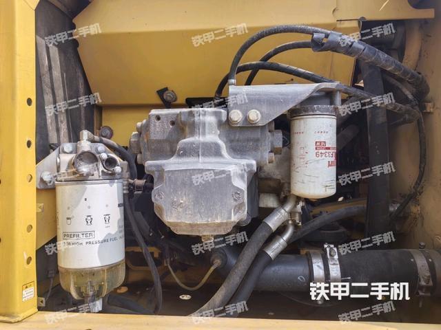 液压泵舱室正面整体（整机外观）