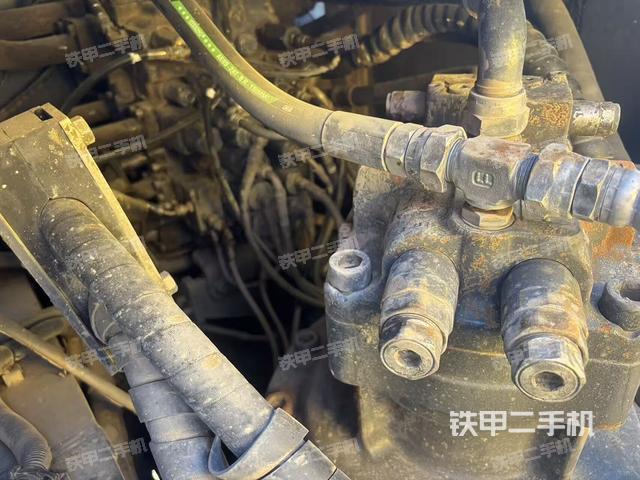 回转马达和主控阀（整机外观）