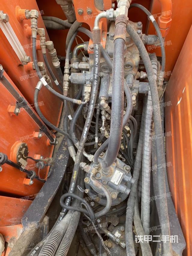 回轉(zhuǎn)馬達和主控閥（整機外觀）