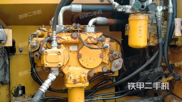 液壓泵艙室正面整體（整機外觀）