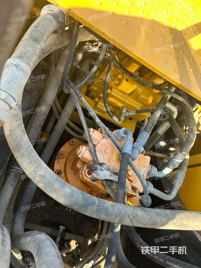 回转马达和主控阀（整机外观）