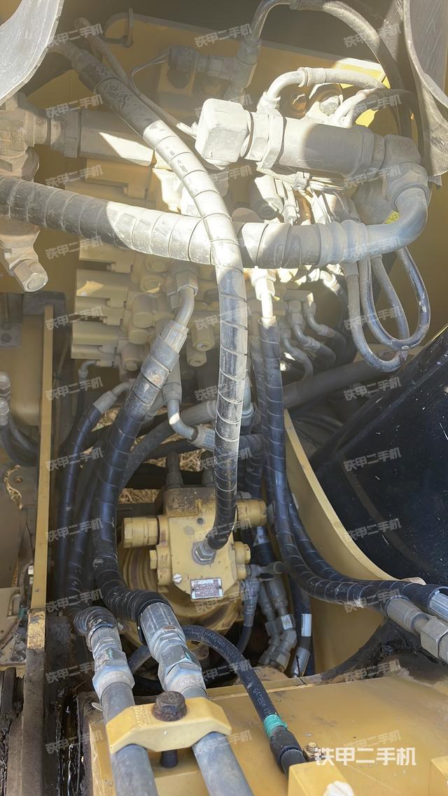 回轉(zhuǎn)馬達(dá)和主控閥（整機(jī)外觀）