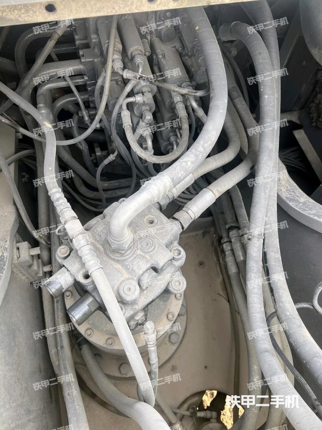 回转马达和主控阀（整机外观）