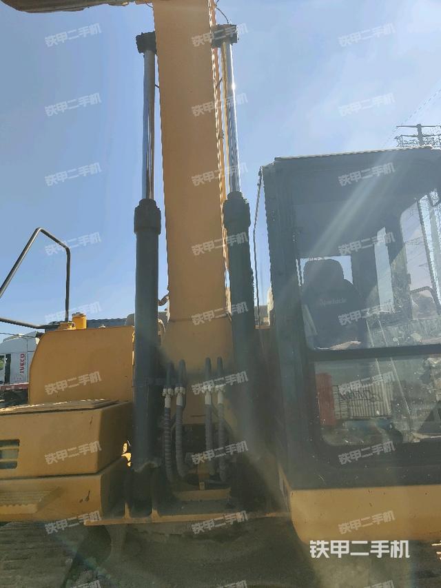 大臂油缸整体 竖拍（工作和回转装置）