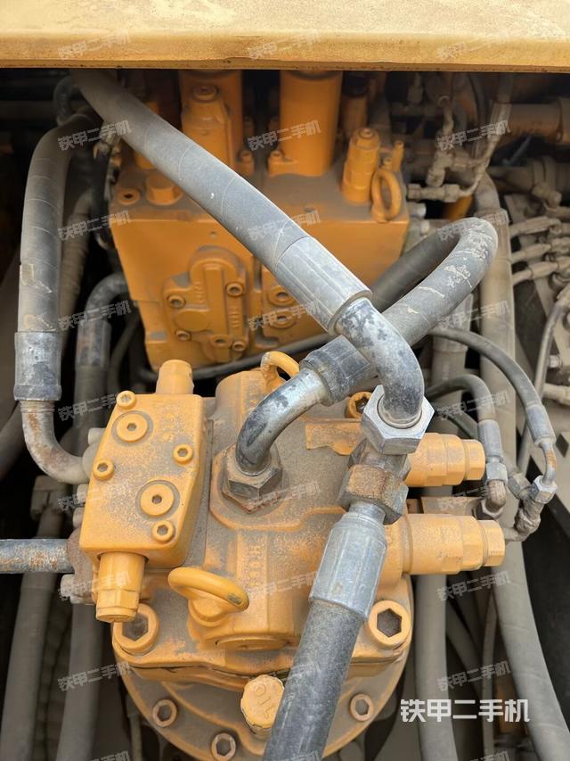 回转马达和主控阀（整机外观）