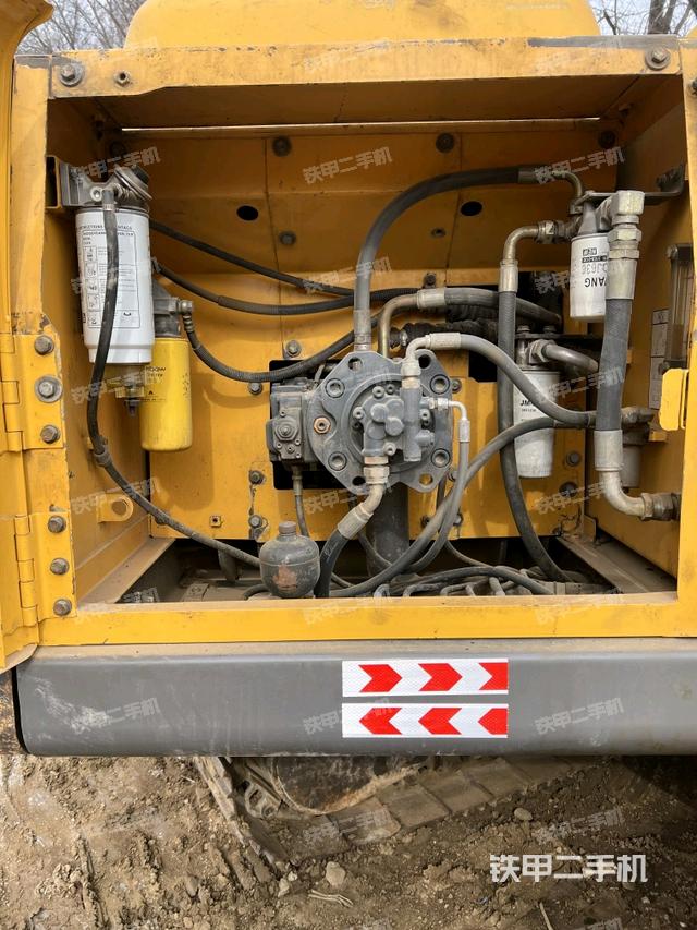 液压泵舱室正面整体（整机外观）