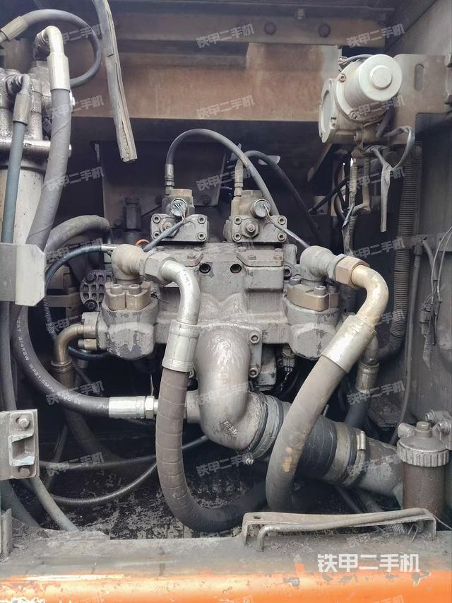 液压泵舱室正面整体（整机外观）