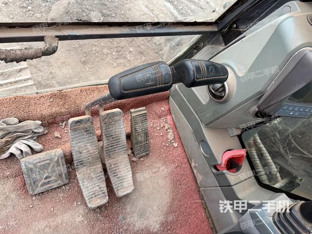 行走控制手柄和踏板 俯拍（驾驶室部分）