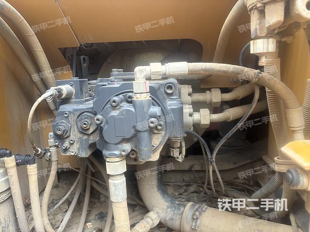 液壓泵艙室正面整體（整機外觀）