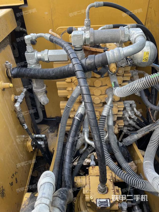 回转马达和主控阀（整机外观）