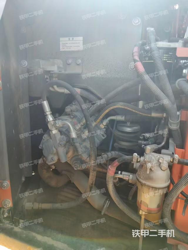 液压泵舱室正面整体（整机外观）