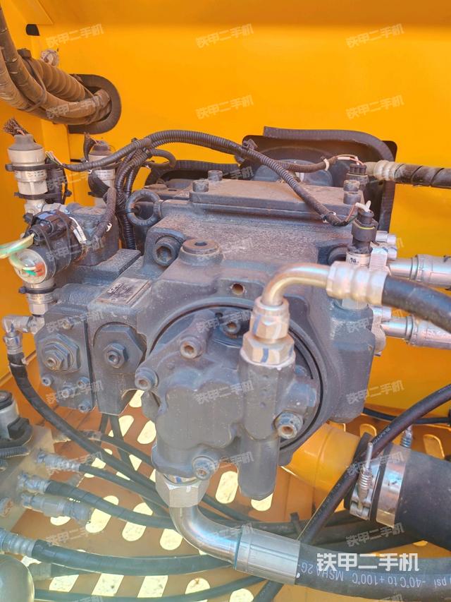 液压泵舱室正面整体（整机外观）