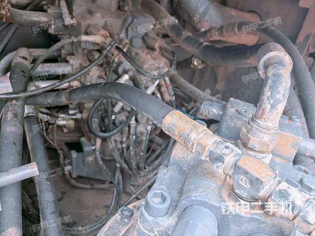 回转马达和主控阀（整机外观）