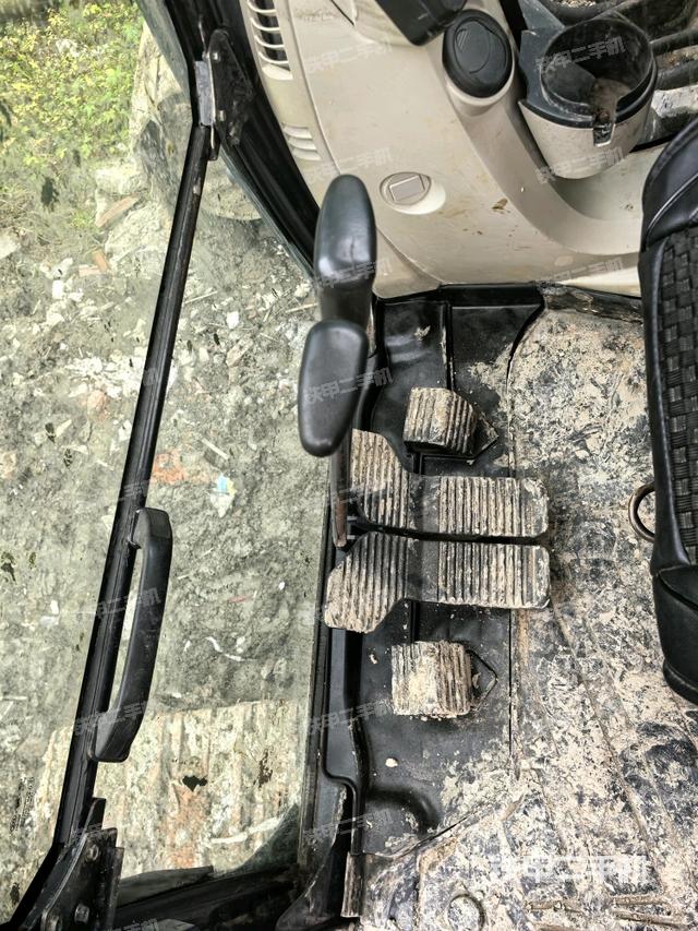 行走控制手柄和踏板?俯拍（駕駛室部分）