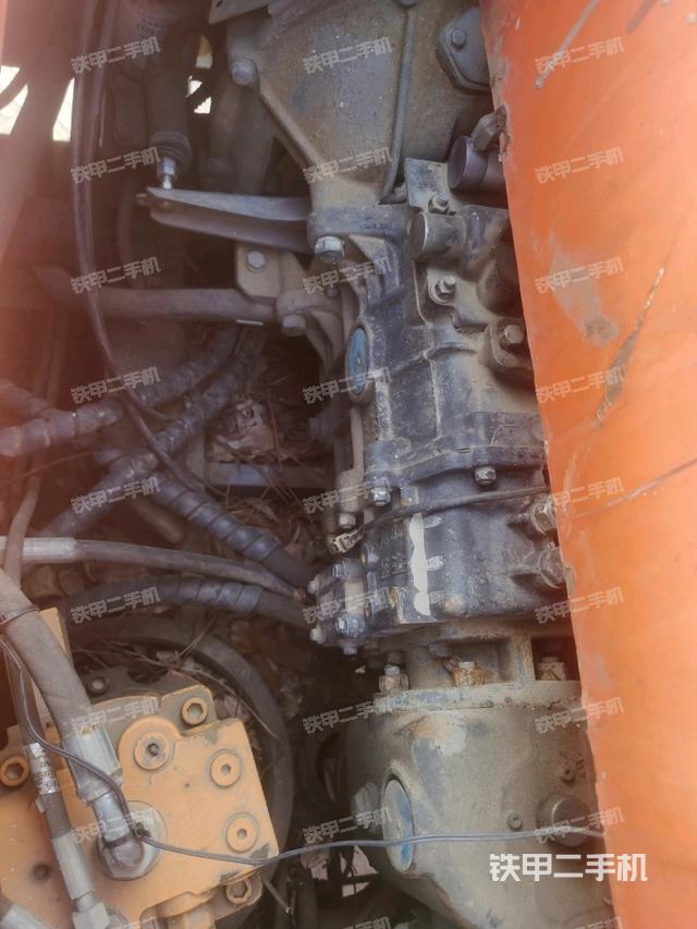 液压泵舱室正面整体（整机外观）