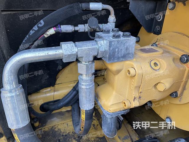 液压泵舱室正面整体（整机外观）