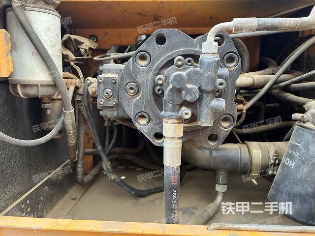 液压泵舱室正面整体（整机外观）