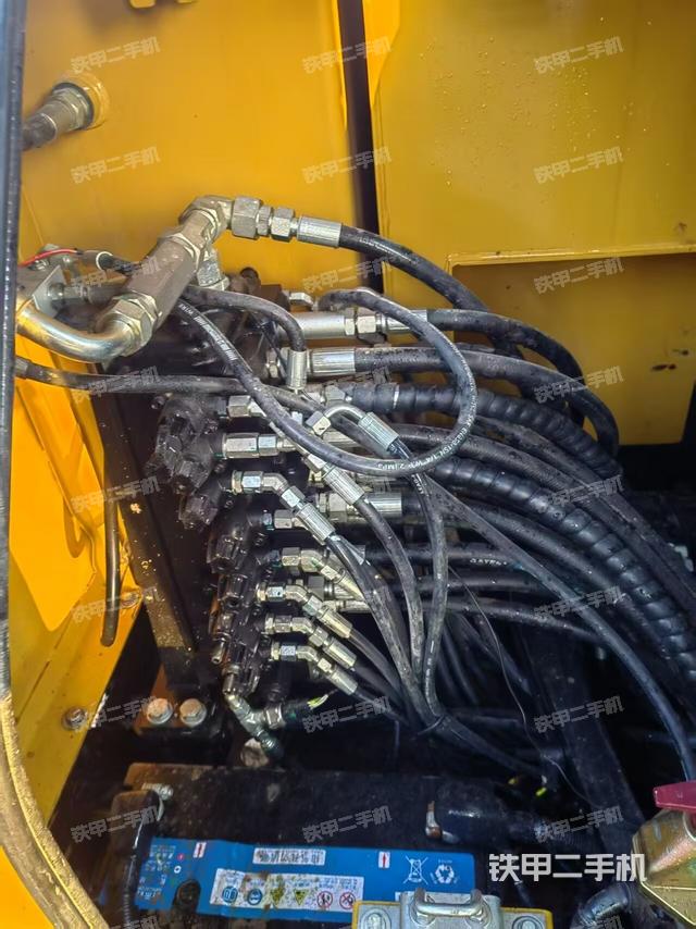 回转马达和主控阀（整机外观）