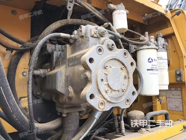 液压泵舱室正面整体（整机外观）