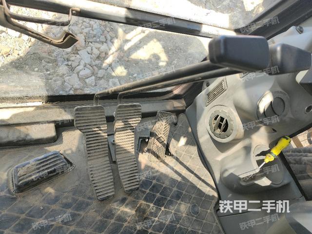 行走控制手柄和踏板 俯拍（驾驶室部分）