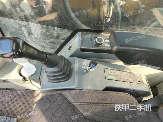 座椅右侧控制台/钥匙门/油门/含右手柄（驾驶室部分）