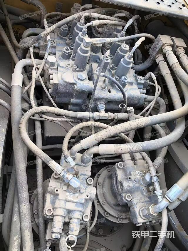 回转马达和主控阀（整机外观）