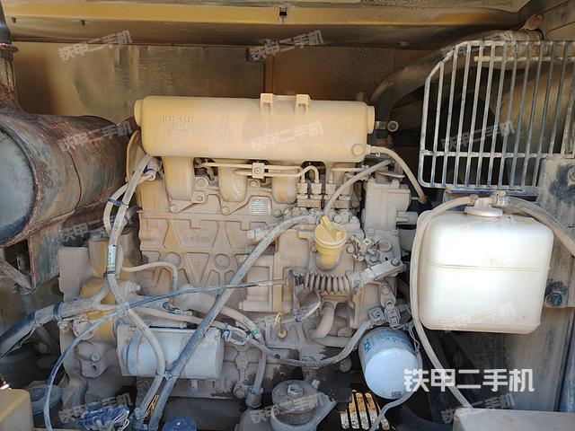 液压泵舱室正面整体（整机外观）