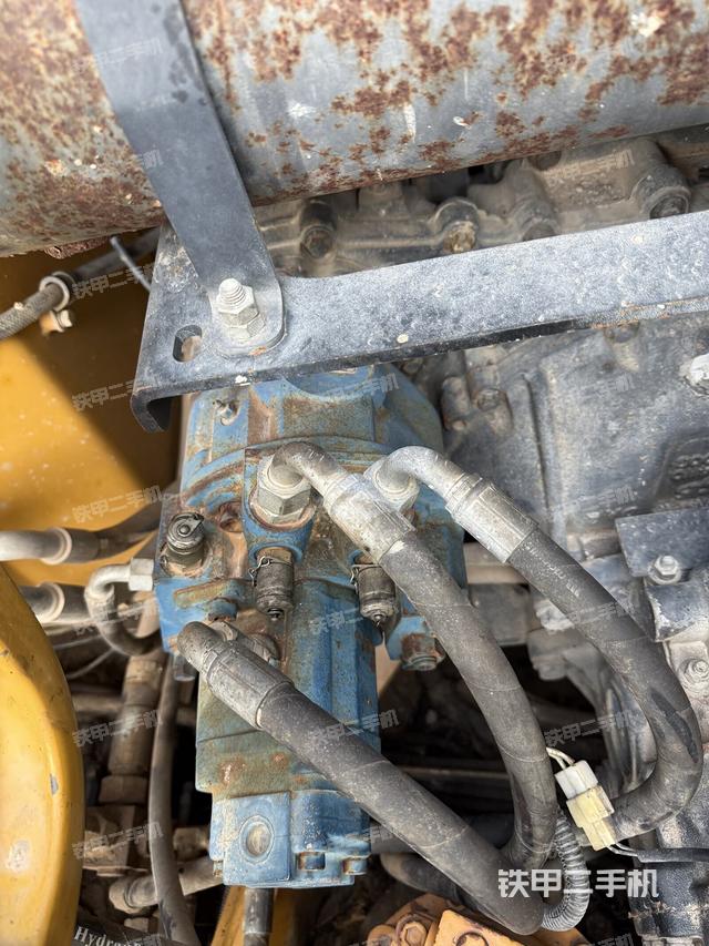 液压泵舱室正面整体（整机外观）