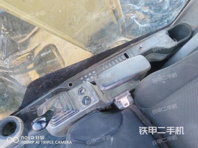 左后方玻璃角標（駕駛室部分）