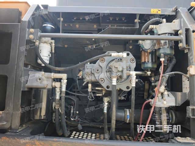 液压泵舱室正面整体（整机外观）