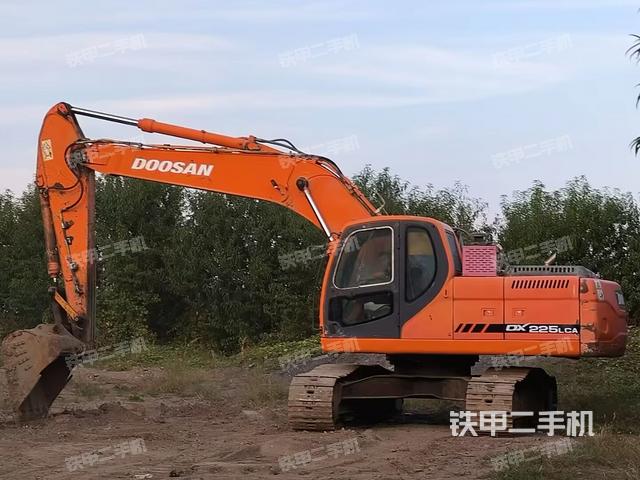 斗山DX225LC挖掘机