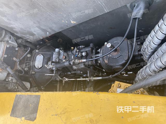 液压泵舱室正面整体（整机外观）