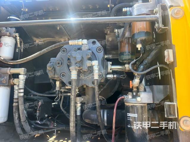 液壓泵艙室正面整體（整機外觀）