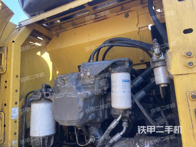 液压泵舱室正面整体（整机外观）