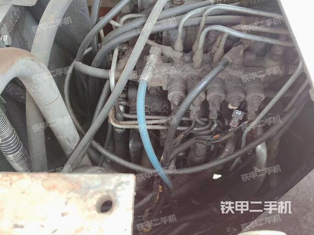 回转马达和主控阀（整机外观）