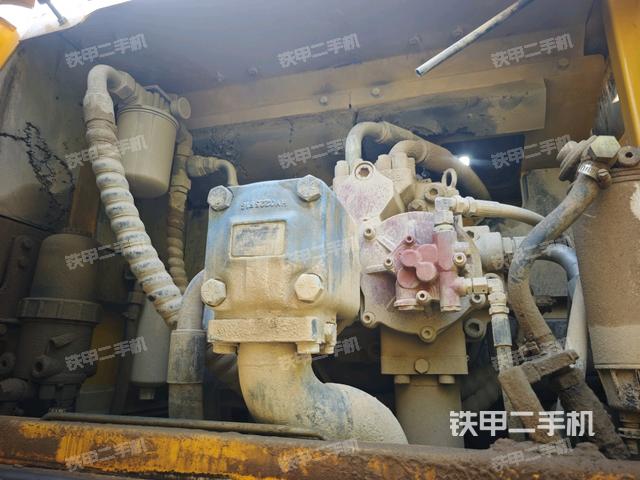 液压泵舱室正面整体（整机外观）