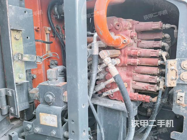 回转马达和主控阀（整机外观）