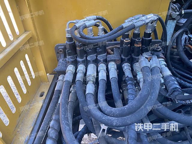 回转马达和主控阀（整机外观）