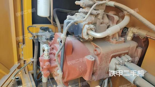 液压泵舱室正面整体（整机外观）