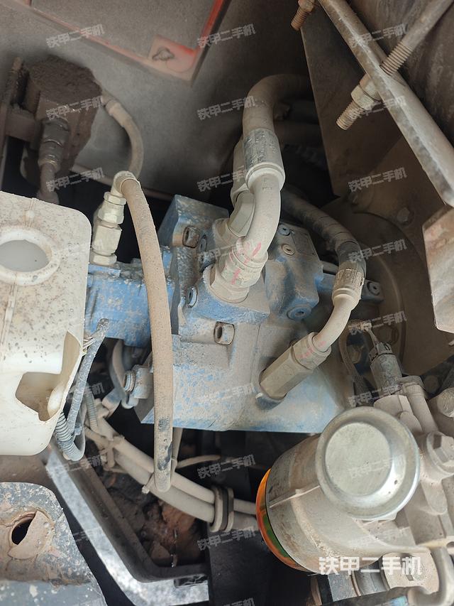 液压泵舱室正面整体（整机外观）