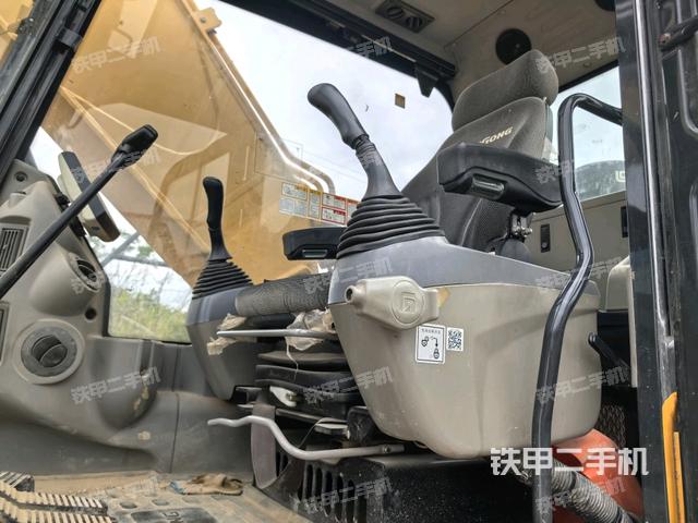 座椅左侧控制台/音响/含左手柄（驾驶室部分）