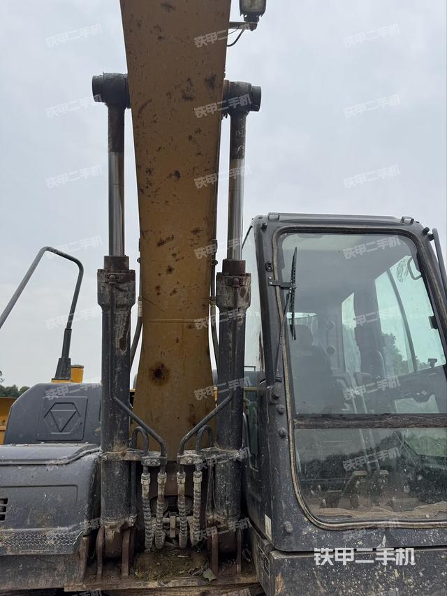 大臂油缸整体 竖拍（工作和回转装置）