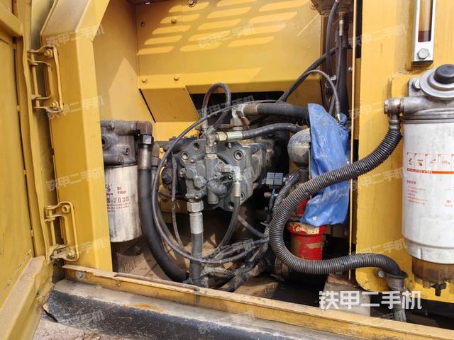 液壓泵艙室正面整體（整機外觀）