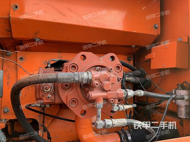 液压泵舱室正面整体（整机外观）