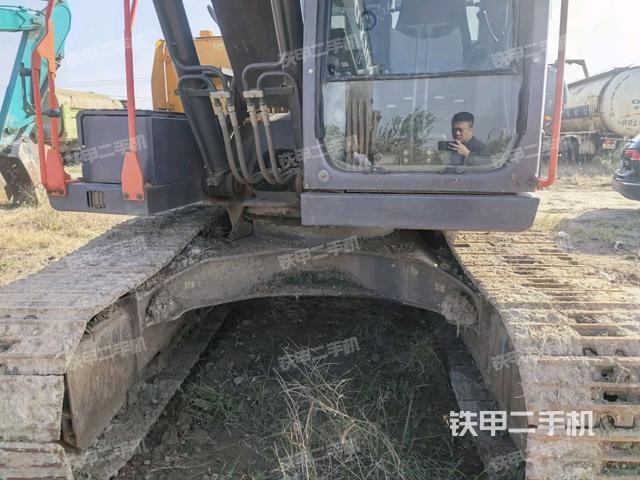 大臂油缸整体 竖拍（工作和回转装置）