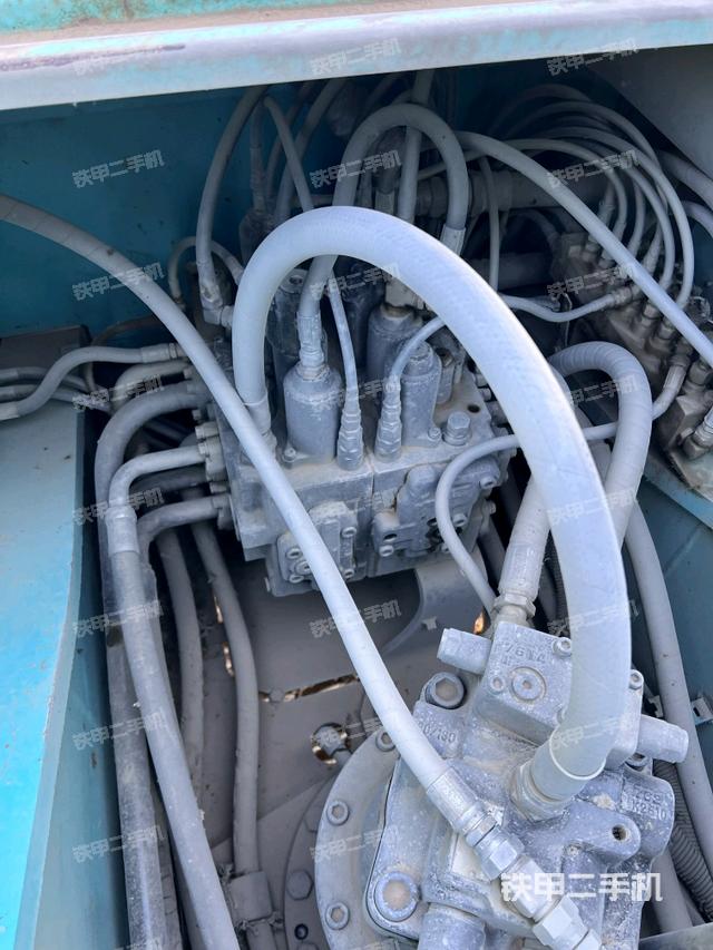 回转马达和主控阀（整机外观）