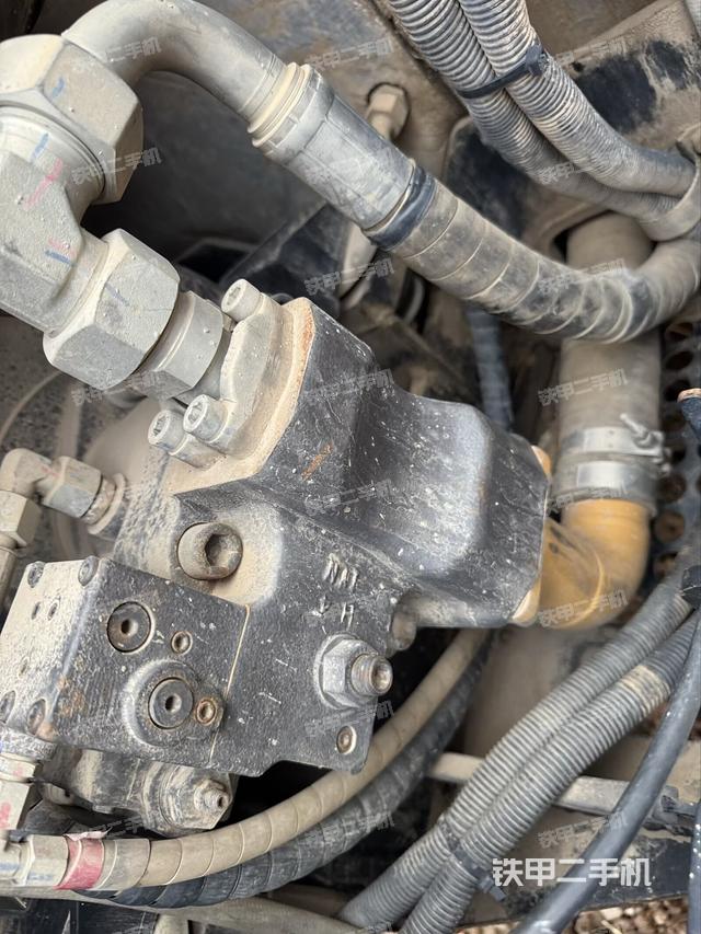 液压泵舱室正面整体（整机外观）