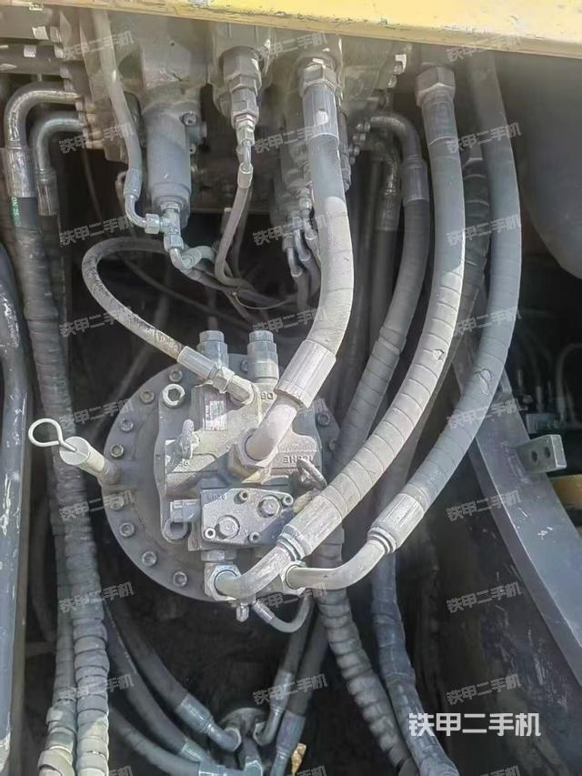 回转马达和主控阀（整机外观）